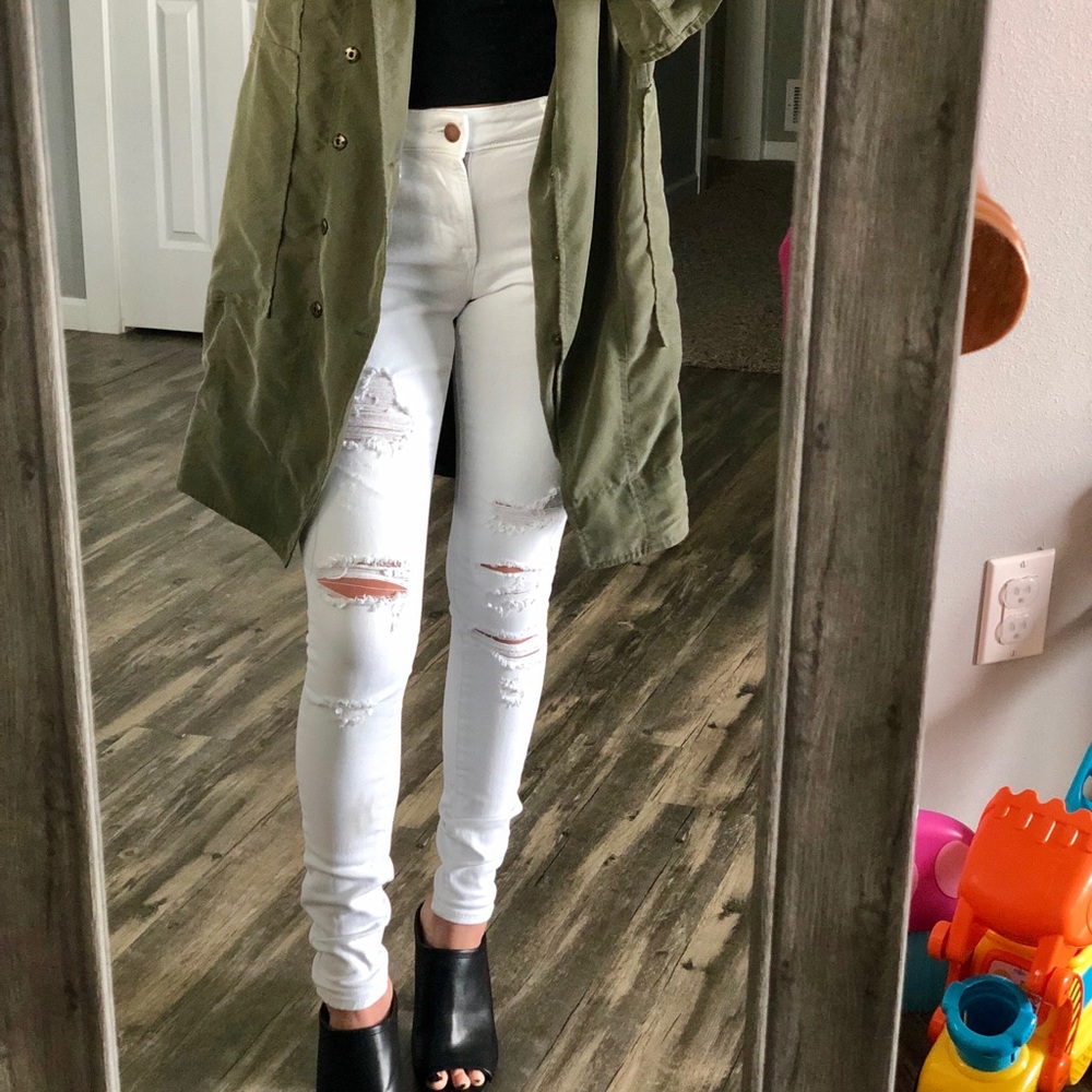 White distressed jeans